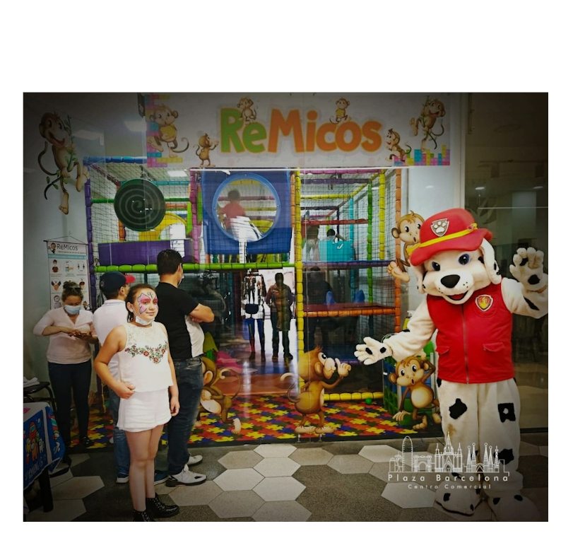 Familias y personaje de ReMicos frente a la zona de juegos