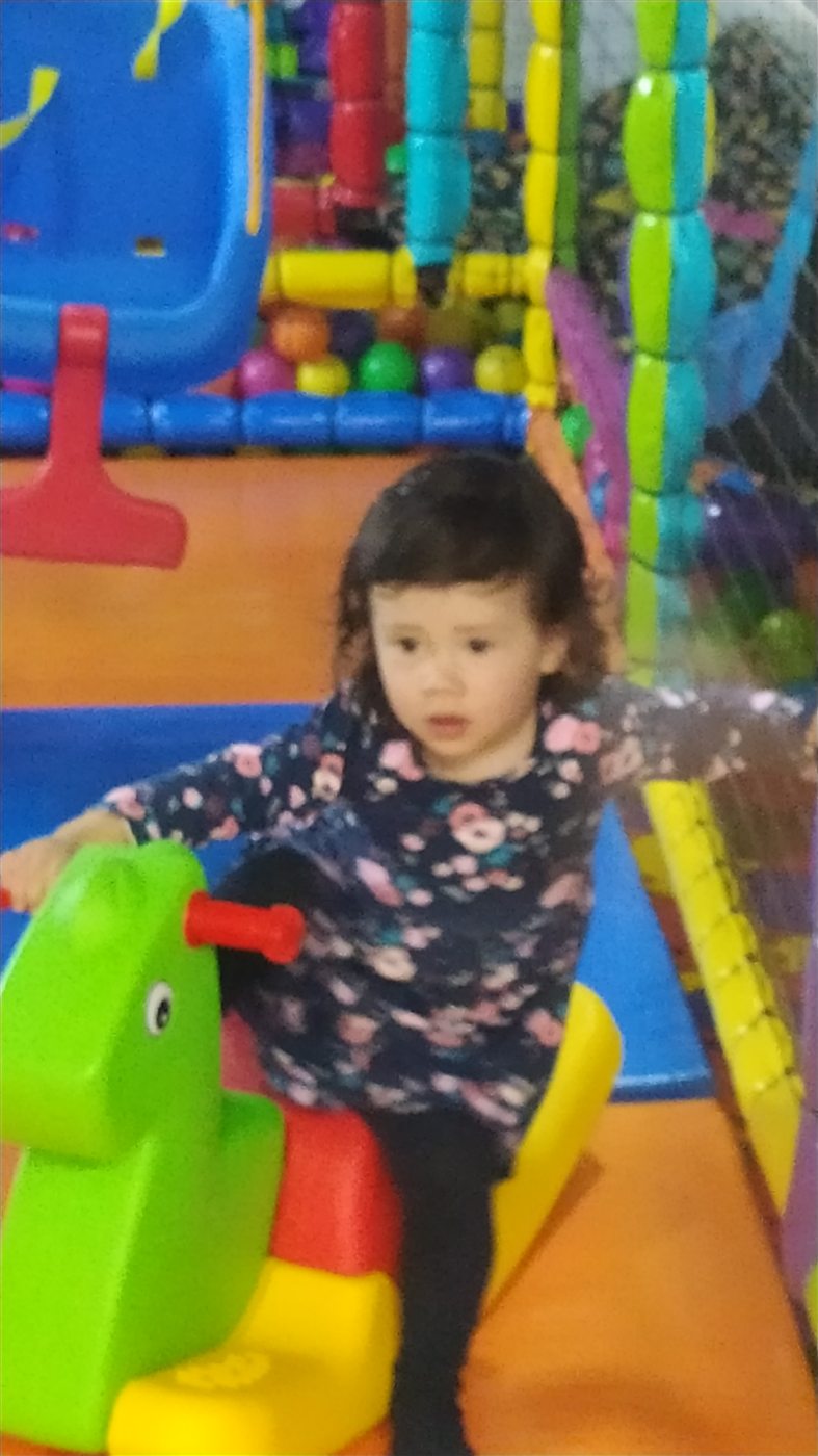 Niña disfrutando una atracción infantil en ReMicos